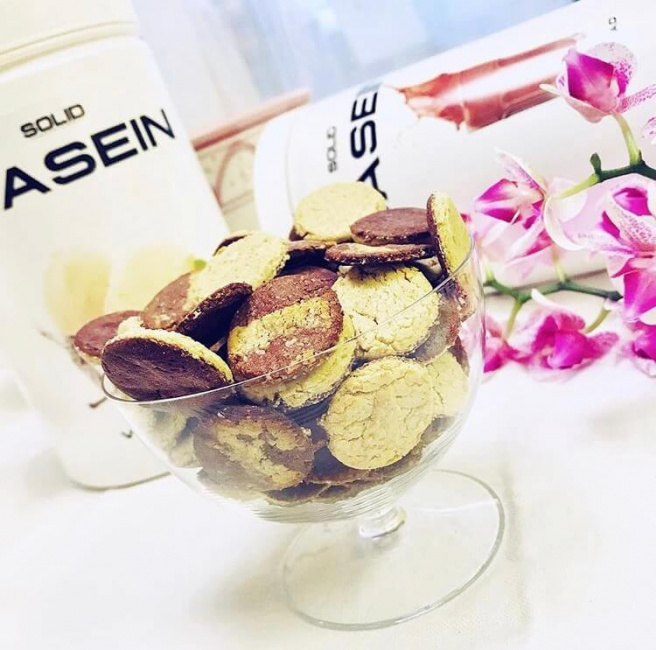 Mustavalkoiset minikeksit