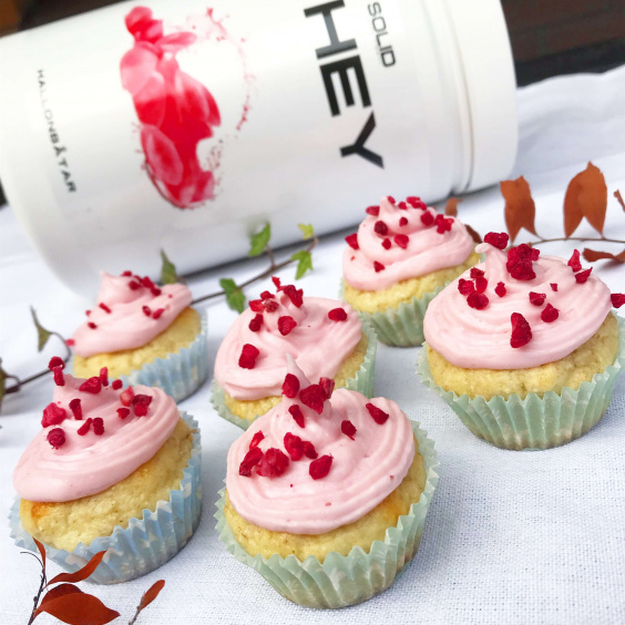 Proteiinikuppikakut vadelmavenepursotuksella