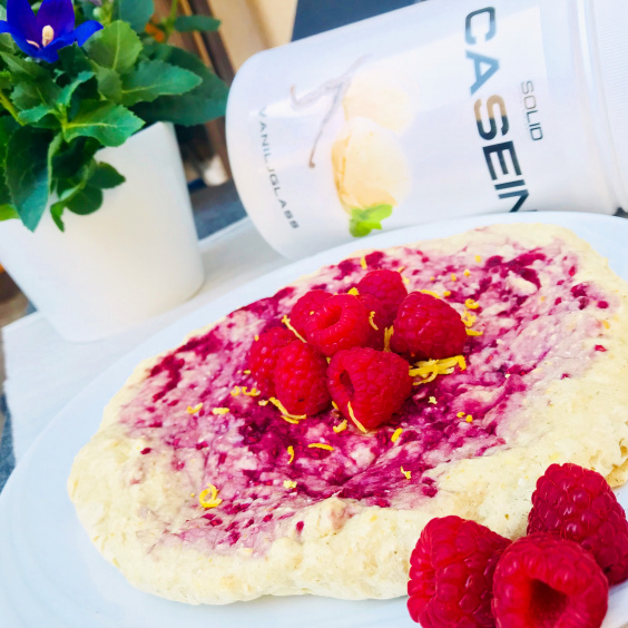 Sitruuna- ja vadelmaproteiinikakku