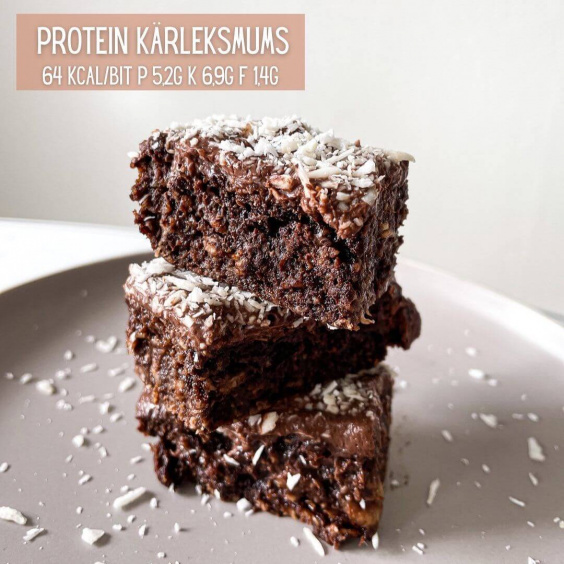 Suklaakakku kuorrutteella ja kookoshiutaleilla