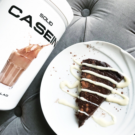 Superliimainen proteiinikakku