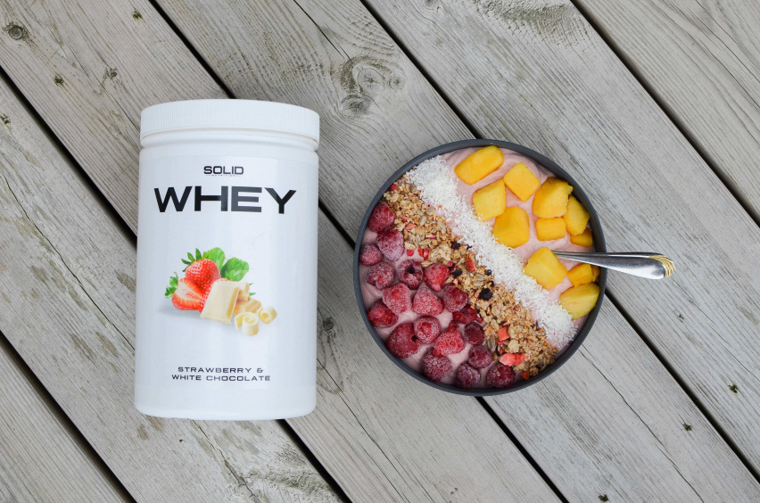 Smoothie-kulho, jossa maistuu mansikka, mango ja valkoinen suklaa